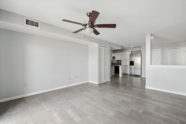 Building Photo - Walking Distance to ASU!