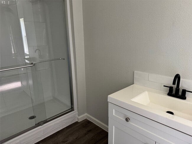 Building Photo - 1915 W Sealy St