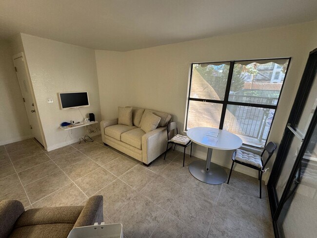 Building Photo - Fully Furnished Ground-Floor Condo with Pool Access!