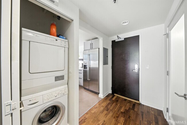 Building Photo - 555 4th St