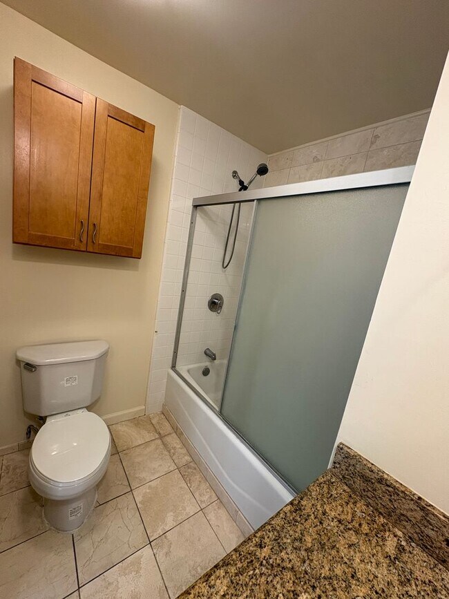 Building Photo - 2 bedroom, 2 bath, 1 parking Banyan Tree Plaza (Punahou)