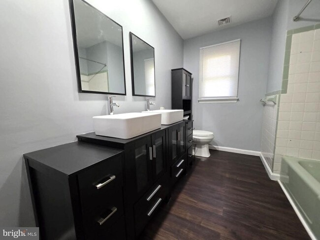 Building Photo - 8241 Robin Hood Dr