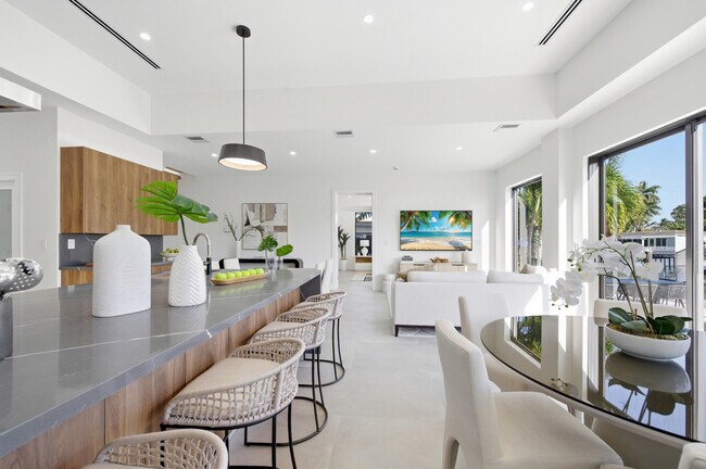 Building Photo - 1308 Avocado Isle