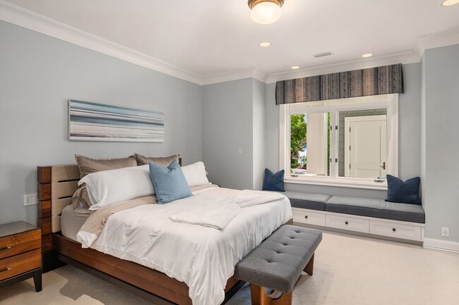 Building Photo - 5bd/5.5ba Yarrow Point Home