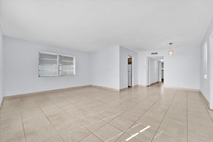 Building Photo - 374 Sunshine Dr