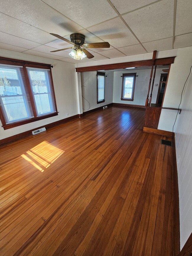 Building Photo - Spacious 2 Bedroom 1 Bath with 2 car Garage