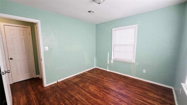 Building Photo - 135 W Lilac Ln