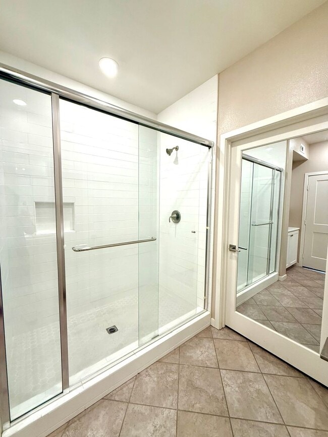 Building Photo - Newer 2 bedroom 2 bath luxury SMART HOME c...