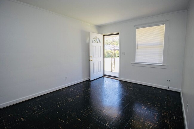Building Photo - Updated Rosewood 2BR Duplex – Spacious, St...