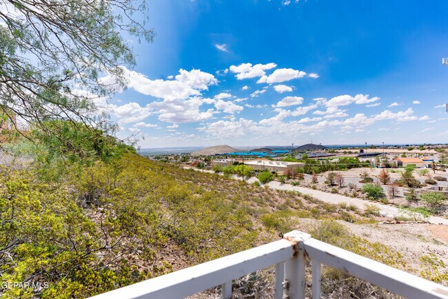 Building Photo - 7033 San Marino Dr