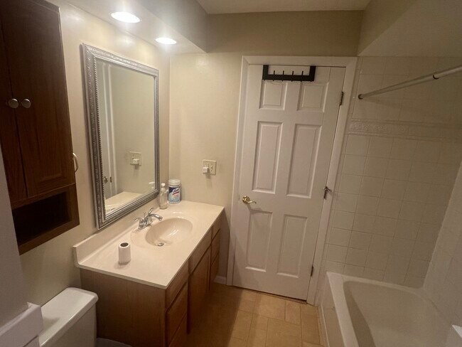 Building Photo - 204 Basswood Dr
