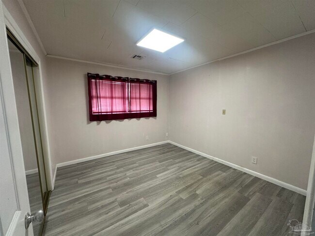 Building Photo - 2833 Bellview Ave