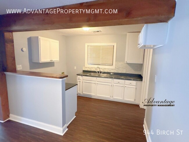 Building Photo - 944 Birch St