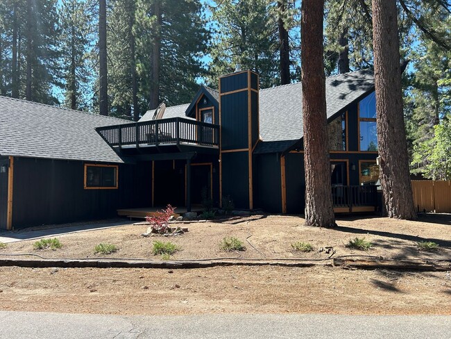 Building Photo - Fully Furnished, Beautifully Remodeled Cha...