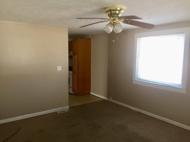 Building Photo - Large 3 Bedroom with 2 Car Garage