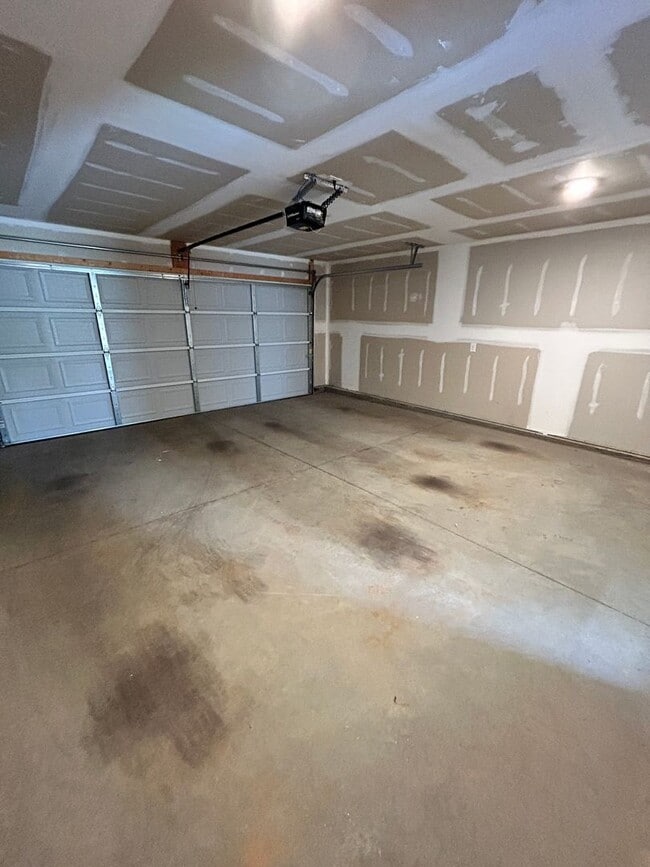 Building Photo - 632 Clay Dr