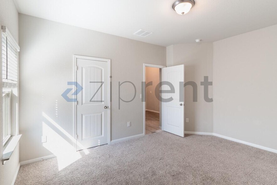 Building Photo - Unit