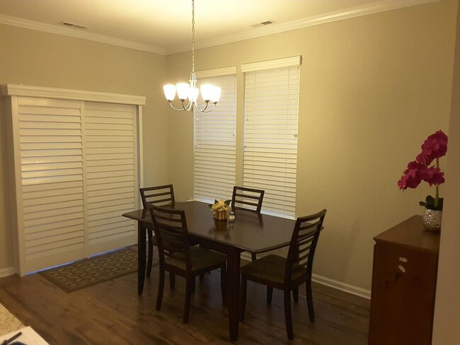 Building Photo - Liberty Crossing