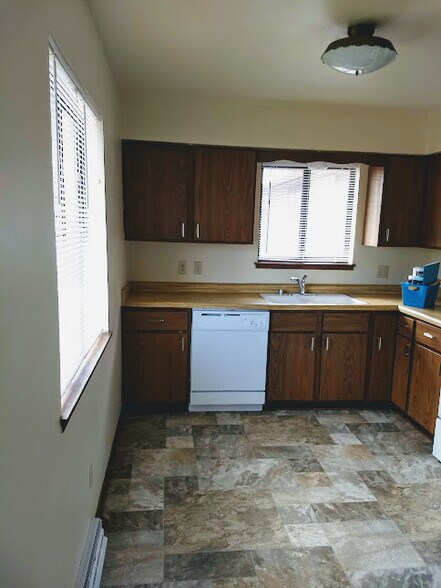 kitchen - 927 S 76th St