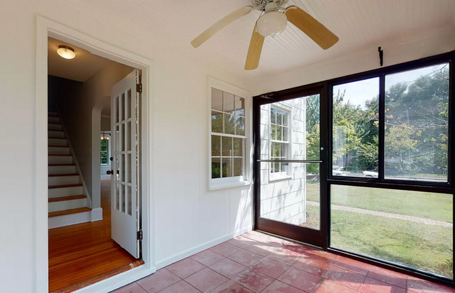 Building Photo - Charming 3-Bed Home with Modern Updates & ...