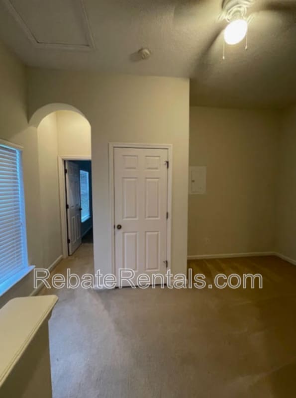 Building Photo - 13026 Sunset Lake Dr