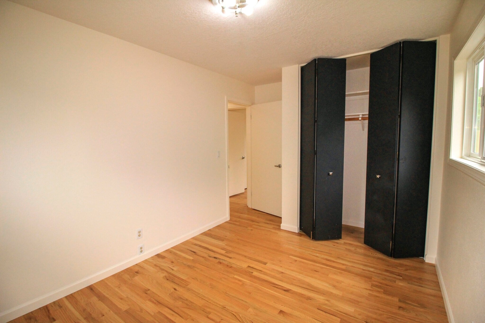 Building Photo - 1914 SE Oak Crest Dr