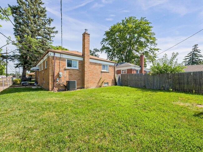 Building Photo - Charming 3-Bedroom Ranch in the Heart of Garden City