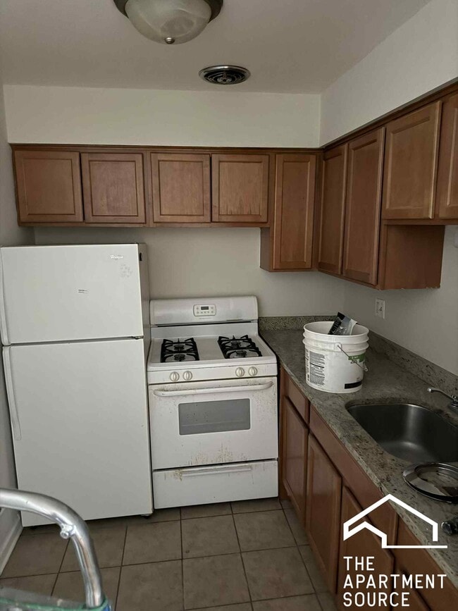 Building Photo - 5917 N Kenmore Ave