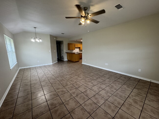 Building Photo - 3 bedroom 2 bath brick duplex in excellent...