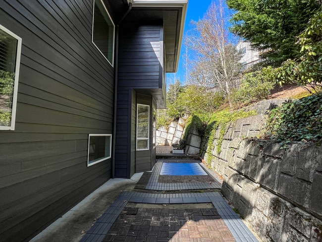 Building Photo - Bright & Beautiful Forest Heights Home with Gourmet Kitchen, Bonus Space & Private Cul-de-Sac Set...