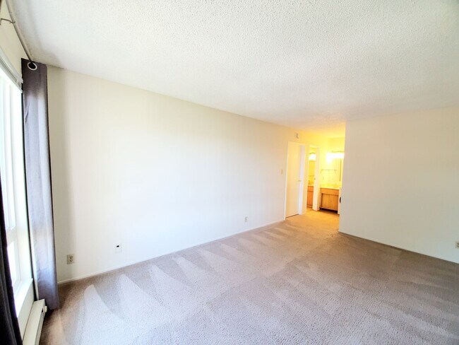 Building Photo - Spacious, sunny Woodlake Condo