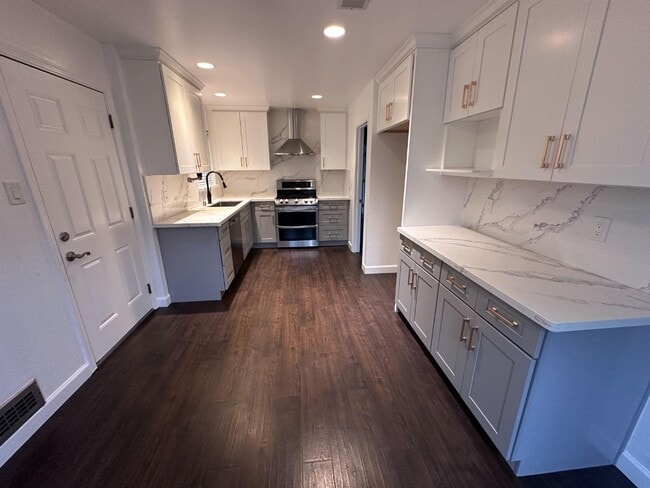 Building Photo - 756 Broadmoor Dr