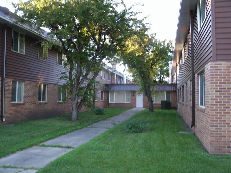 Courtyard - 1712 Continental Dr