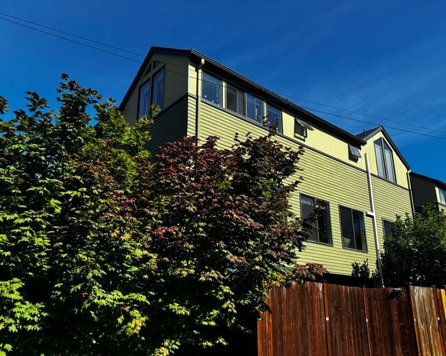 Primary Photo - Amazing Phinney Ridge/Greenlake Home