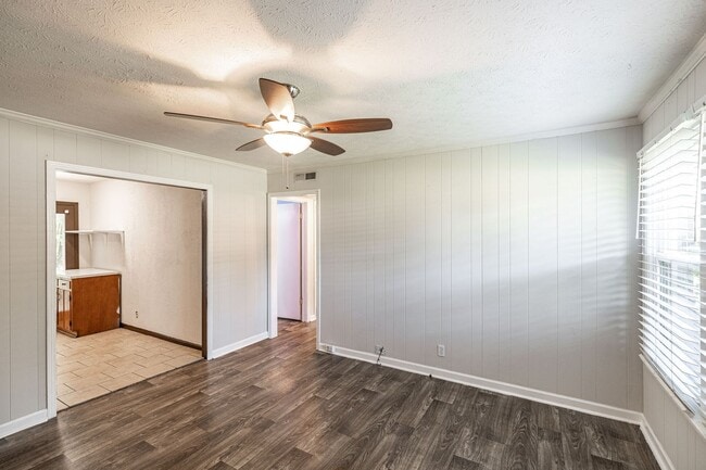 Building Photo - 127 B Susan Dr