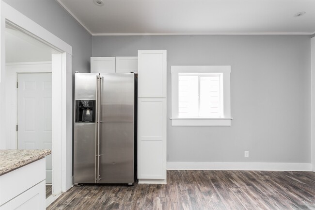 Side-by-side refrigerator with water and ice dispenser. - 1150 Tecumseh St