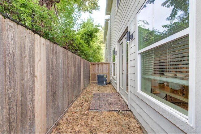 Building Photo - 704 Pinemont Cyn Ln