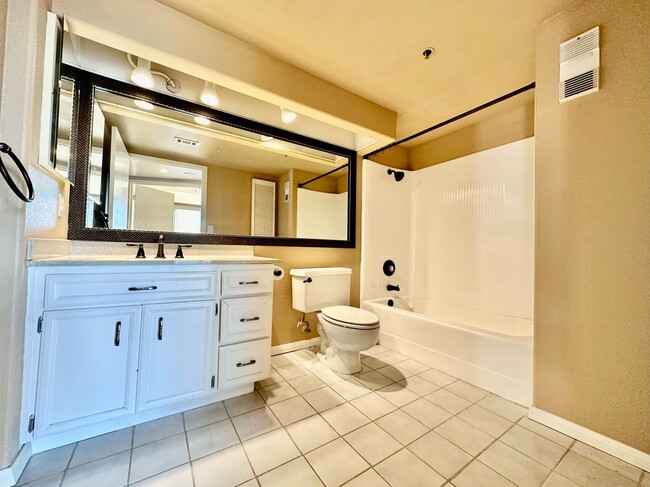 Building Photo - Stunning 2BD/2BA Condo in Downtown! With Parking and Washer/Dryer!