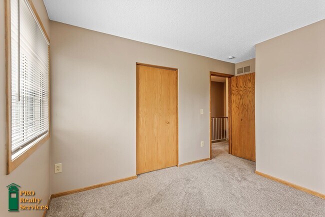 Building Photo - 3 Bedroom End Unit Townhouse