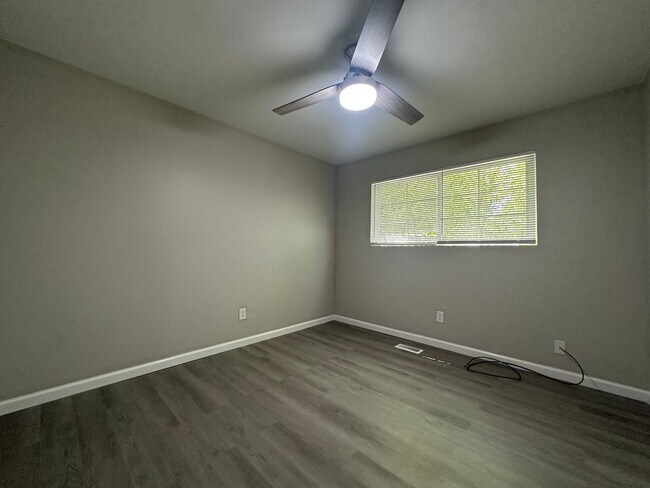 Building Photo - 606 Myrtlewood Cir