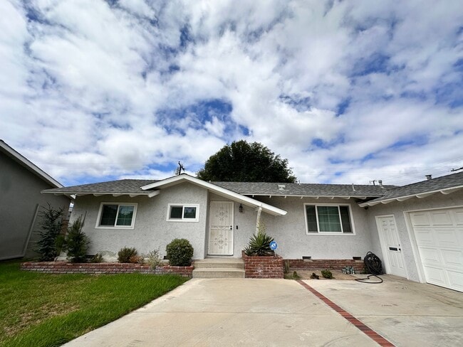 Primary Photo - Beautiful 3BR/2BA Home with Large Backyard...