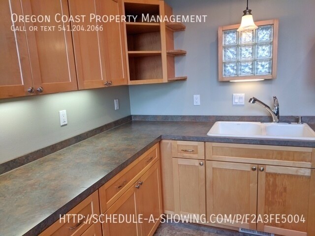 Building Photo - Amazing Ocean view 3 Bedroom Condominium!