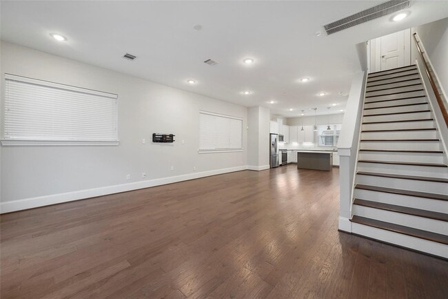 Building Photo - 1268 N Post Oak Rd