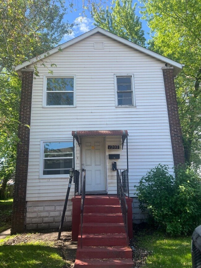 Building Photo - 1207 E Columbus Dr