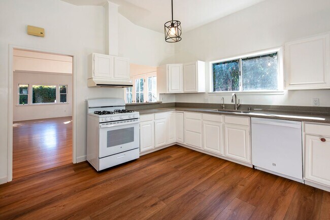 Building Photo - Gorgeously Restored Downtown Home!