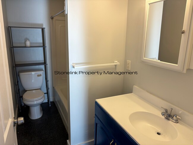 Building Photo - 21 Kenyon Ave