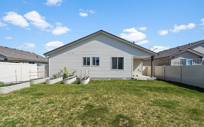 Building Photo - Great Location, Single Family Home, Post F...