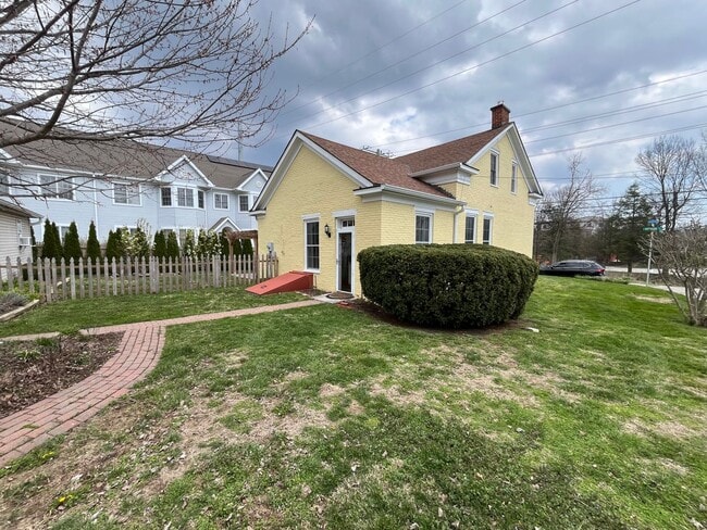 Building Photo - Premium location!  Downtown 3BR 2.5BA with 2 car garage