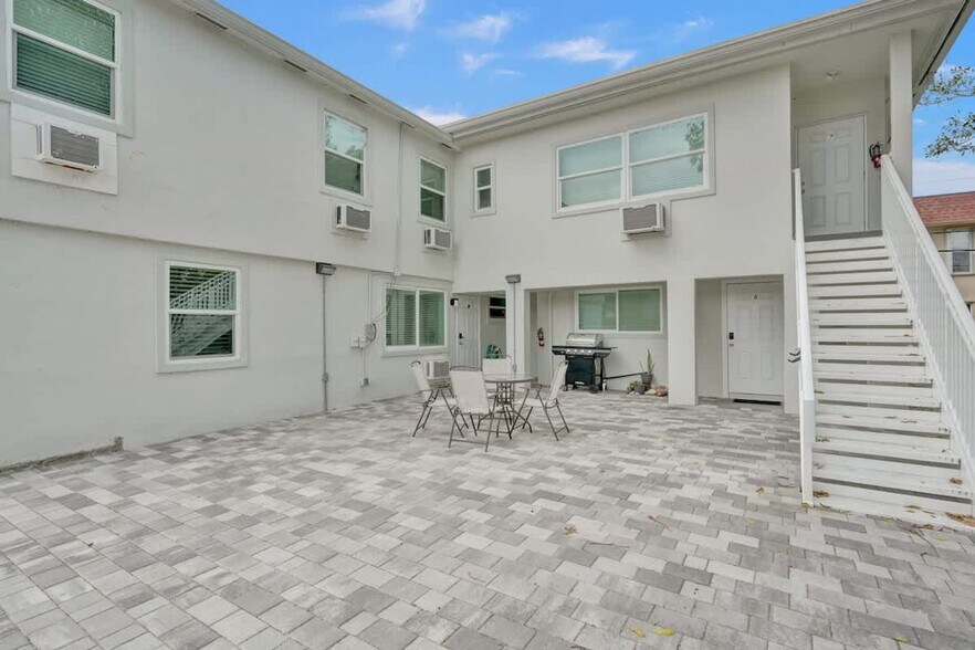 Building Photo - 906 N Riverside Dr