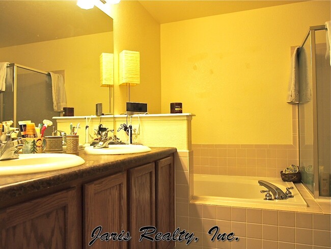 Building Photo - Fantastic Latigo Townhome Near Dining, Sho...